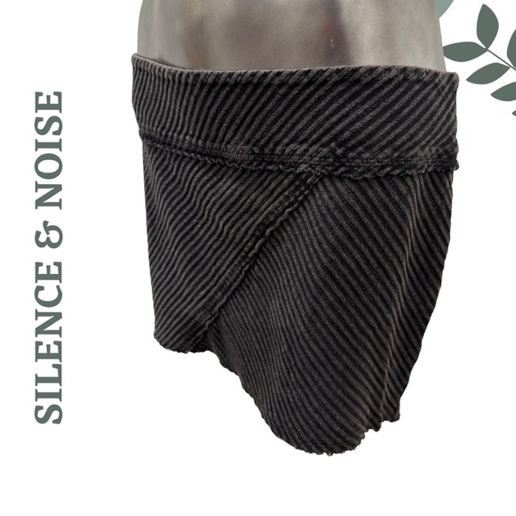 🛍️3/$40 Silence + Noise Urban Outfitters Grey Black Knit Miniskirt Skirt - Picture 3 of 6